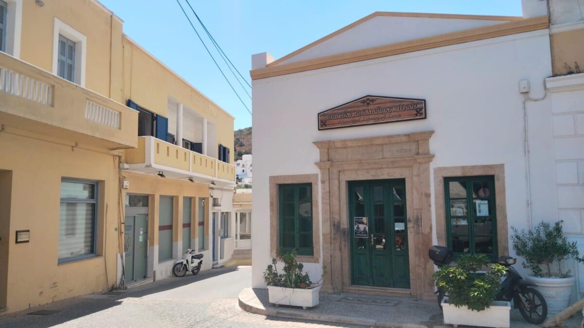 Η δημοτική βιβλιοθήκη της Λέρου, στον Πλάτανο Λέρου