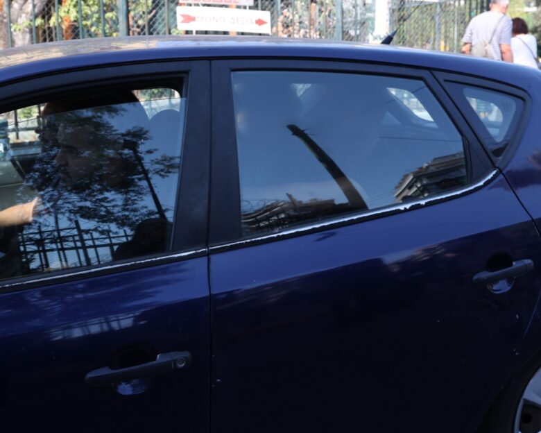 Γυναικοκτονία στο Χαλάνδρι: Έφτασε στην Ευελπίδων ο 28χρονος που μαχαίρωσε μέχρι θανάτου την 47χρονη
