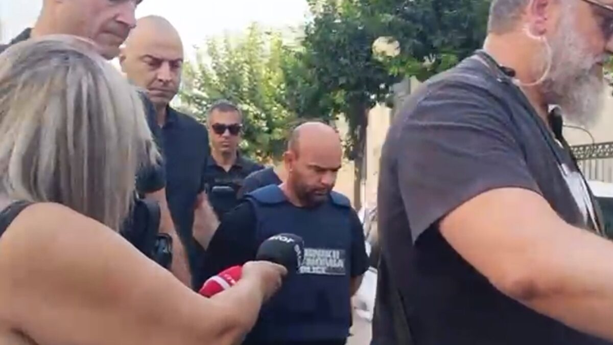 Γυναικοκτονία στον Βόλο: Με κατεβασμένο το κεφάλι έφτασε στον ανακριτή ο 40χρονος – Επιμένει πως «θόλωσε» από ζήλια