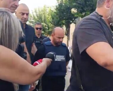 Γυναικοκτονία στον Βόλο: Με κατεβασμένο το κεφάλι έφτασε στον ανακριτή ο 40χρονος – Επιμένει πως «θόλωσε» από ζήλια