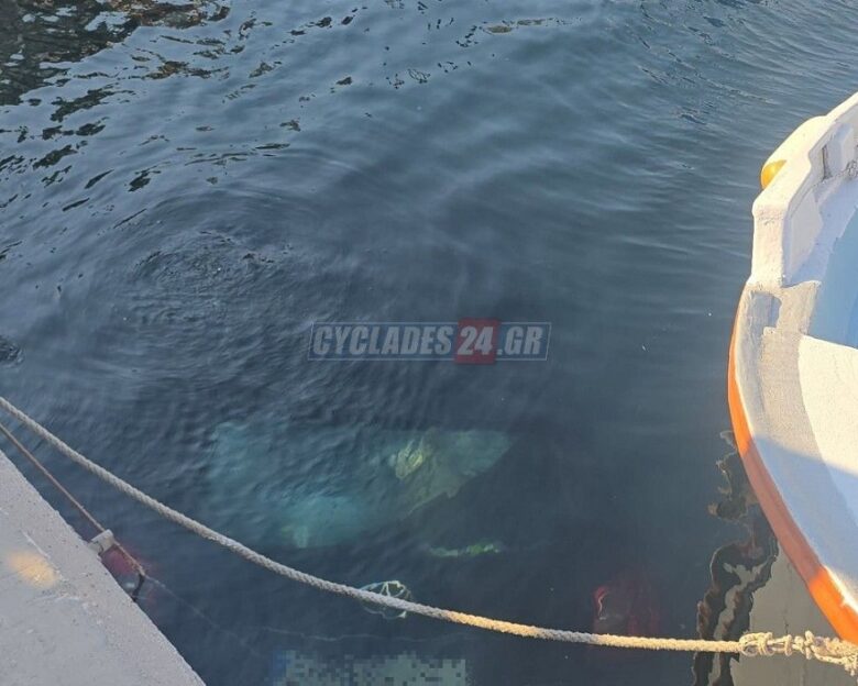 Σύρος: Αυτοκίνητο χωρίς επιβαίνοντες έπεσε στη θάλασσα – Ο οδηγός δεν είχε βάλει χειρόφρενο