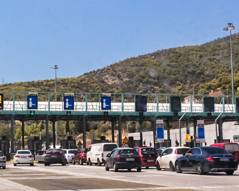 Επιστρέφουν σταδιακά οι αδειούχοι του Αυγούστου: Κίνηση στα Μέγαρα και στα διόδια Ελευσίνας στο ρεύμα προς Αθήνα