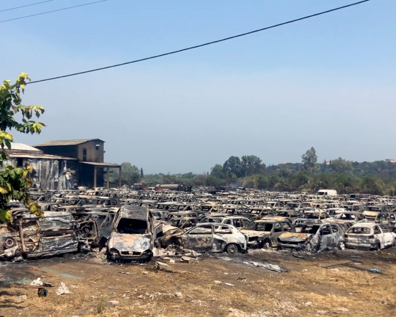 Φωτιά στην Αχαΐα: Κάηκαν 550 αυτοκίνητα στο Τελωνείο Πατρών