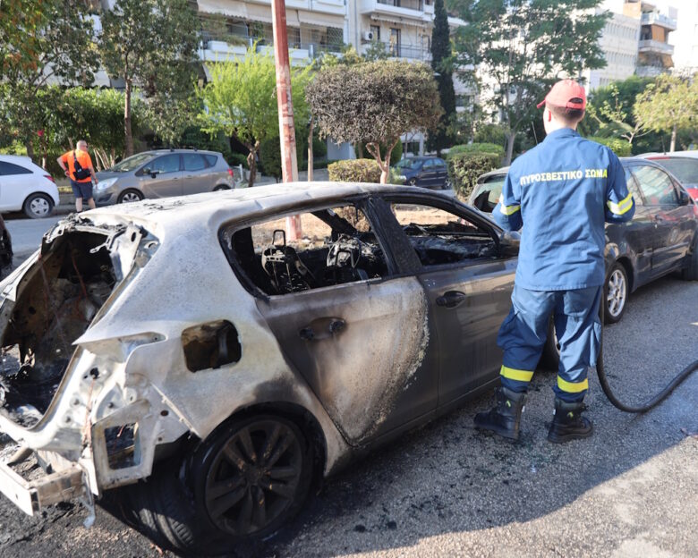 Ηράκλειο: Η στιγμή που άγνωστος βάζει φωτιά σε αυτοκίνητο και εξαφανίζεται – Δείτε το βίντεο ντοκουμέντο