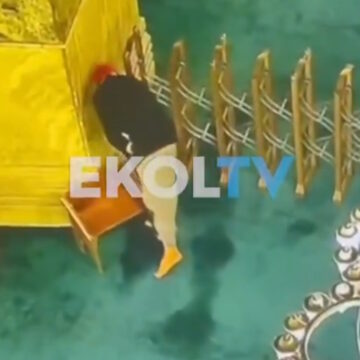 Ο άνδρας προσπαθεί να βάλει φωτιά μέσα στην Αγία Σοφία