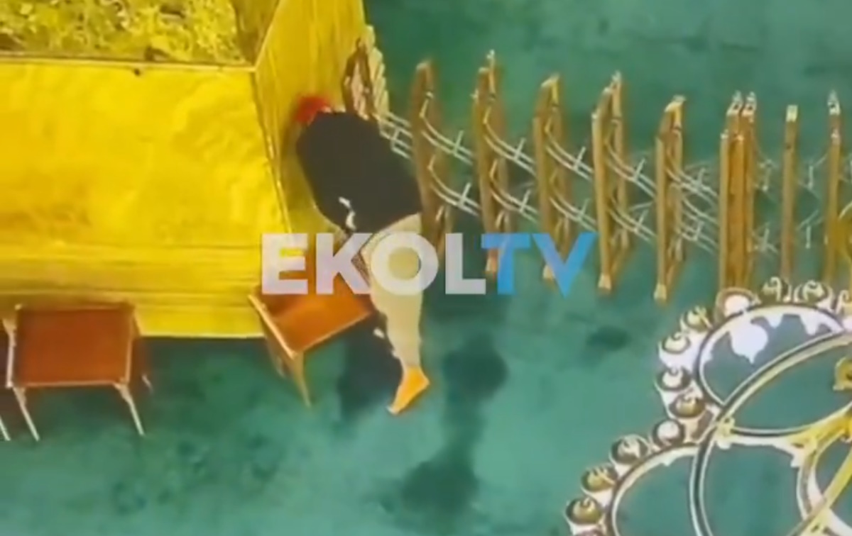 Ο άνδρας προσπαθεί να βάλει φωτιά μέσα στην Αγία Σοφία
