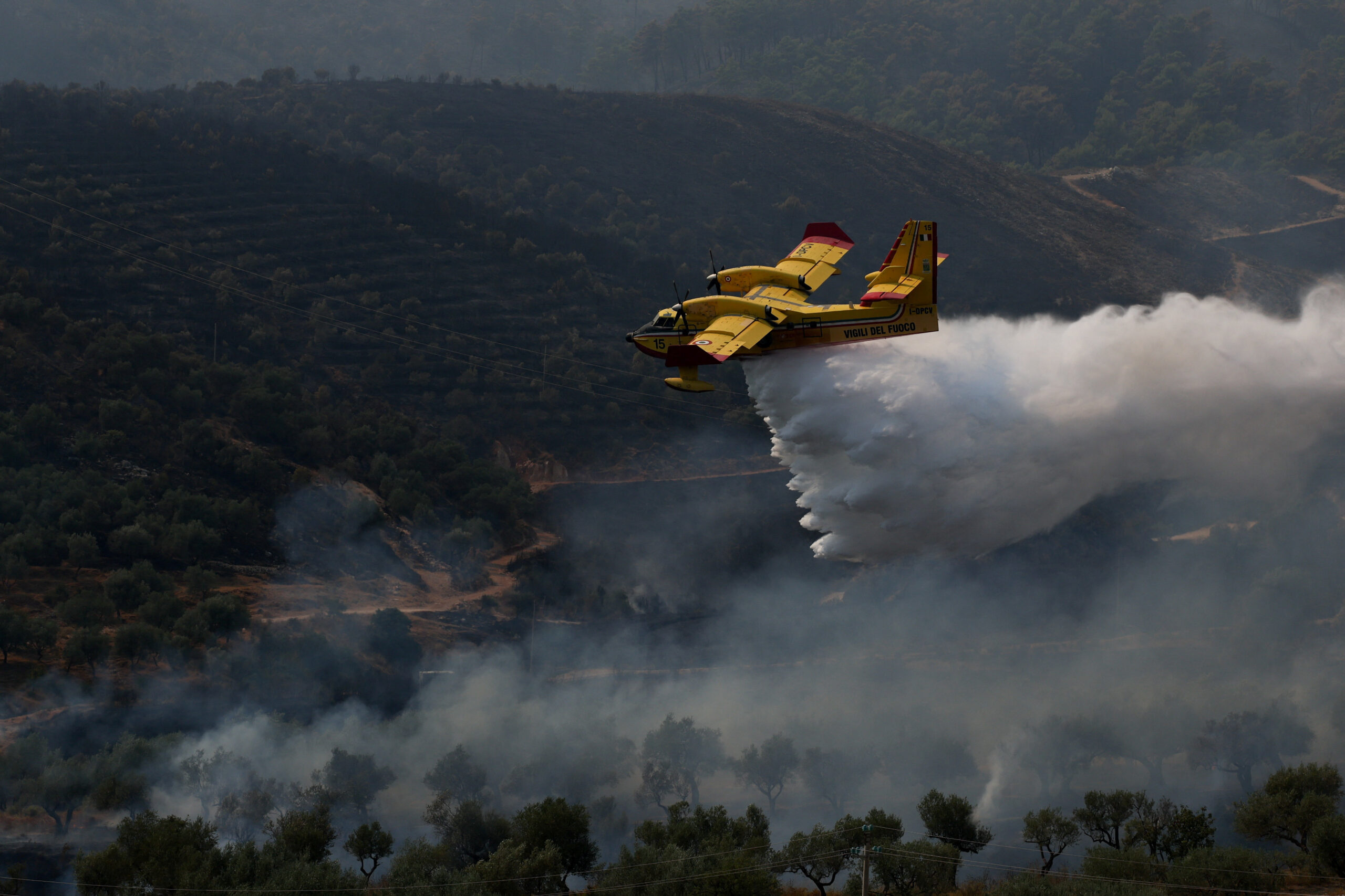 Ιταλικό Canadair στην μάχη κατά τη φωτιά στην Αλβανία