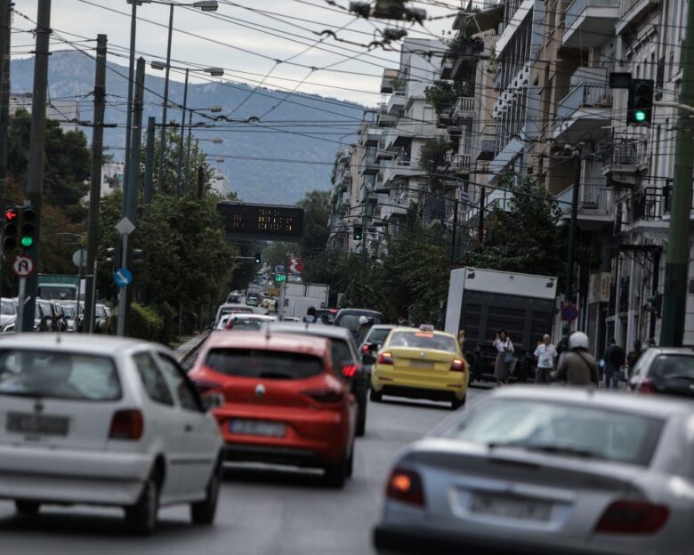 Διακοπή κυκλοφορίας στη λεωφόρο Αλεξάνδρας, λόγω σοβαρού κινδύνου πτώσης φαναριού
