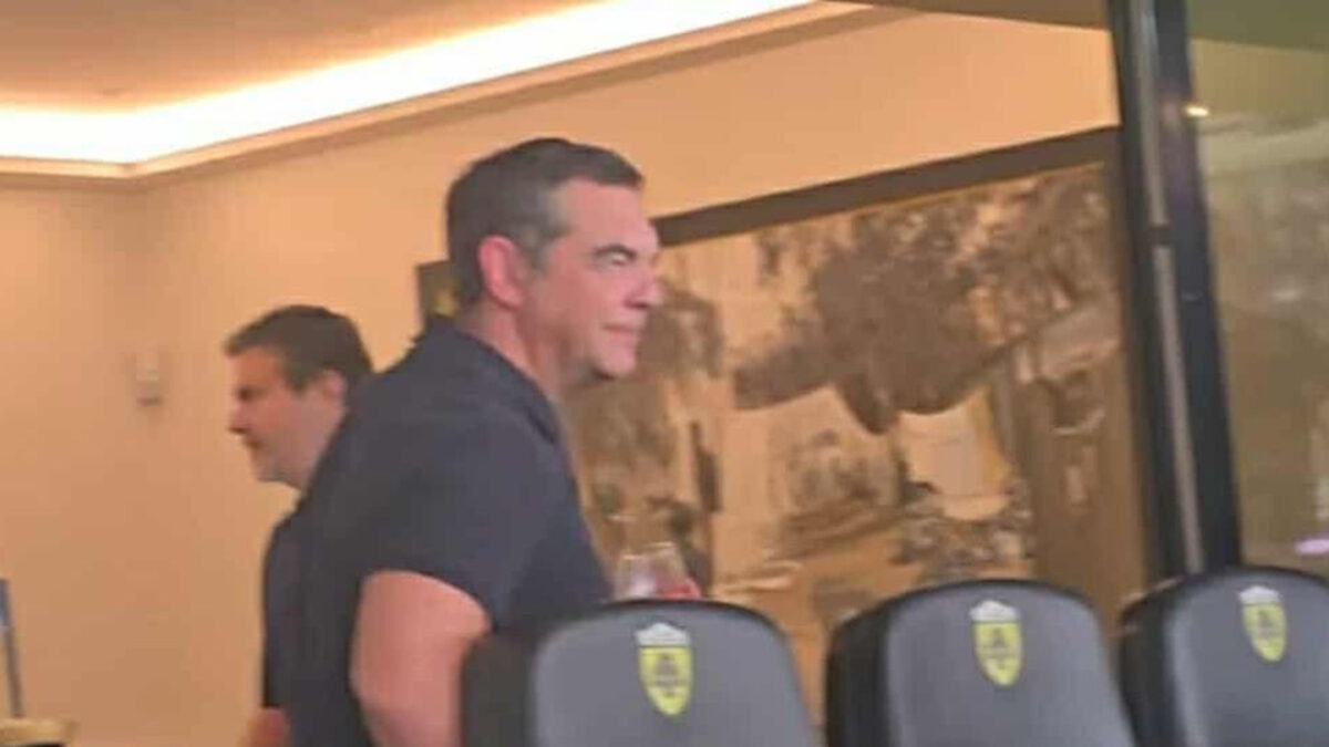 Ο Αλέξης Τσίπρας στο γήπεδο της ΑΕΚ