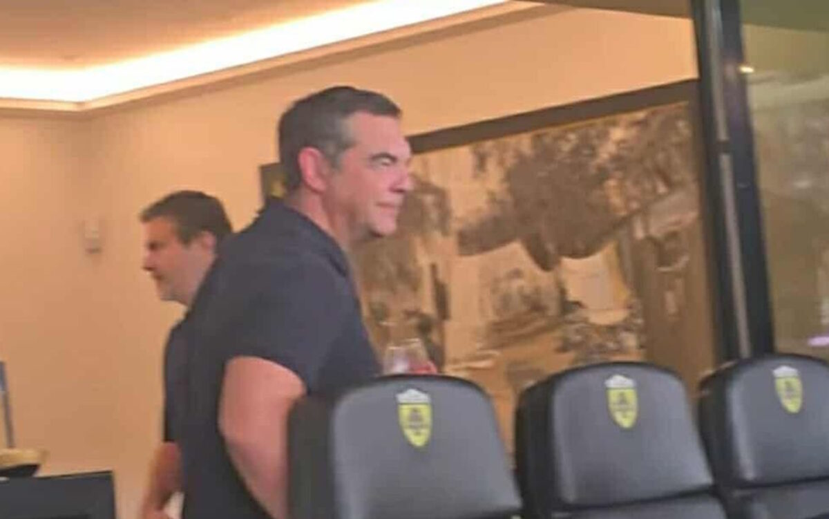 Ο Αλέξης Τσίπρας στο γήπεδο της ΑΕΚ