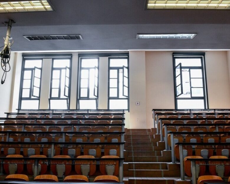 Ερημώνουν από φοιτητές τα ΑΕΙ: Πολλές κενές θέσεις λόγω δημογραφικού και Ελάχιστης Βάσης Εισαγωγής