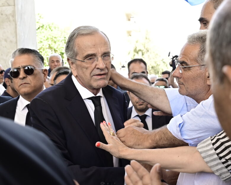 Κηδεία Λένα Σαμαρά: Πλήθος κόσμου στο τελευταίο «αντίο» στη 34χρονη – Συντετριμμένοι ο Αντώνης Σαμαράς και η σύζυγός του Γεωργία