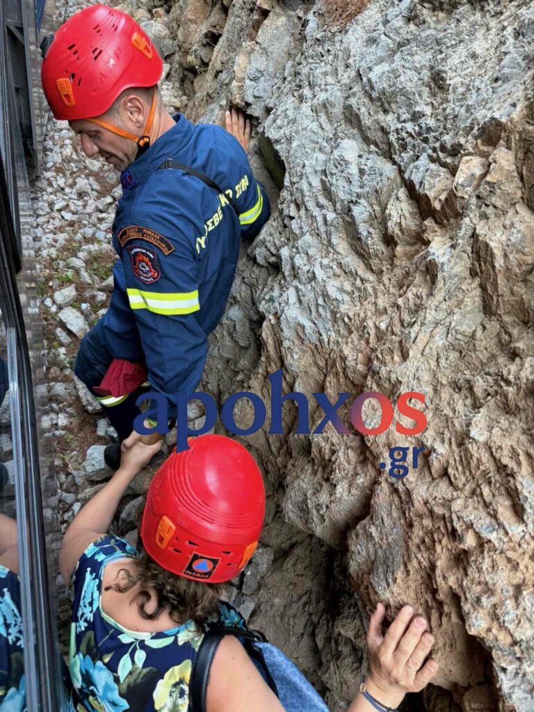 Η στιγμή του απεγκλωβισμού μιας γυναίκας από πυροσβέστη