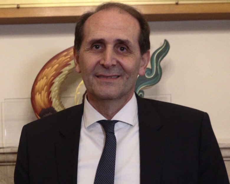 Ο Απόστολος Βεσυρόπουλος υπέστη ανακοπή καρδιάς σε beach bar στη Χαλκιδική – Δίνει μάχη για τη ζωή του