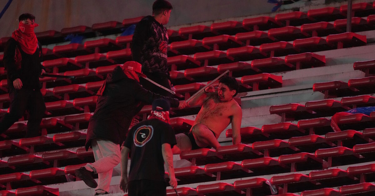 Shocking Video by Inteptinete – Universidad: Hooligans tried to leave naked, fans chasing