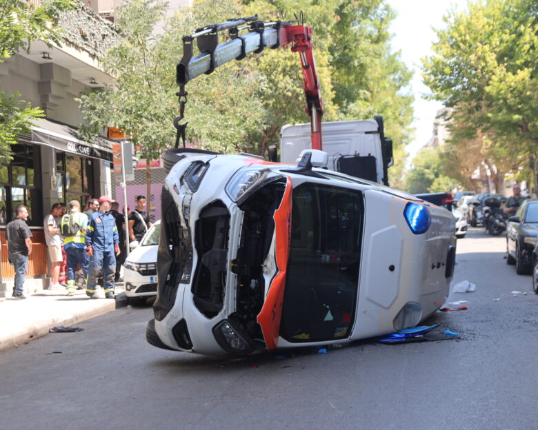Η στιγμή που λευκό βαν εμβολίζει το ασθενοφόρο στο Γουδί και εξαφανίζεται – Σοκάρει η περιγραφή του διασώστη για τον ασθενή που σκοτώθηκε