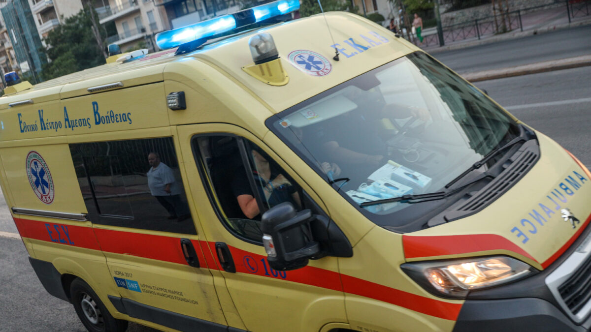ΑΣΘΕΝΟΦΟΡΟ ΕΚΑΒ / ΓΙΑΝΝΗΣ ΠΑΝΑΓΟΠΟΥΛΟΣ/ EUROKINISSI)