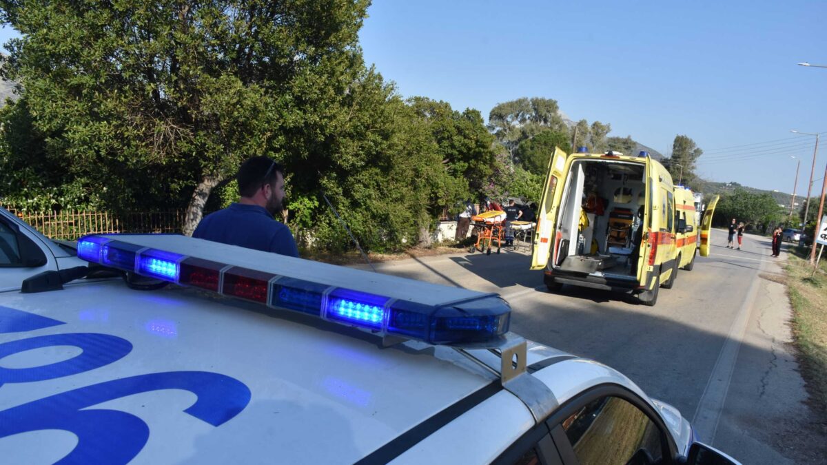 Περιπολικό τηε ΕΛ. ΑΣ. με ασθενοφόρο