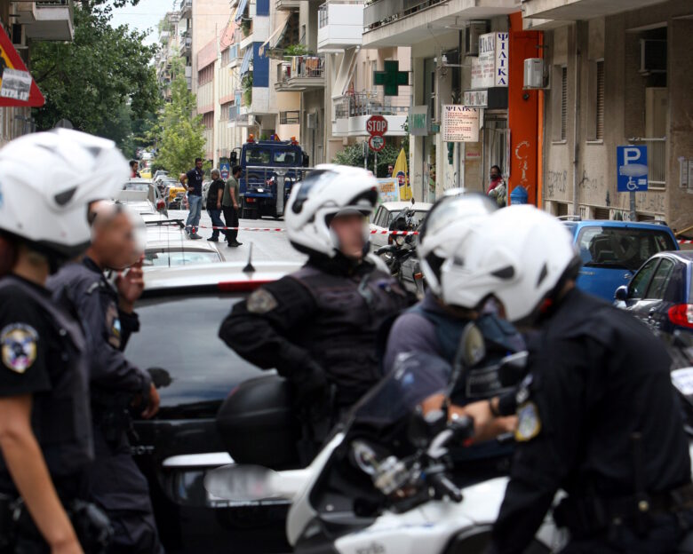 Χολαργός: Ένοπλος άνδρας πέταξε μολότοφ και ταμπουρώθηκε στο σπίτι του