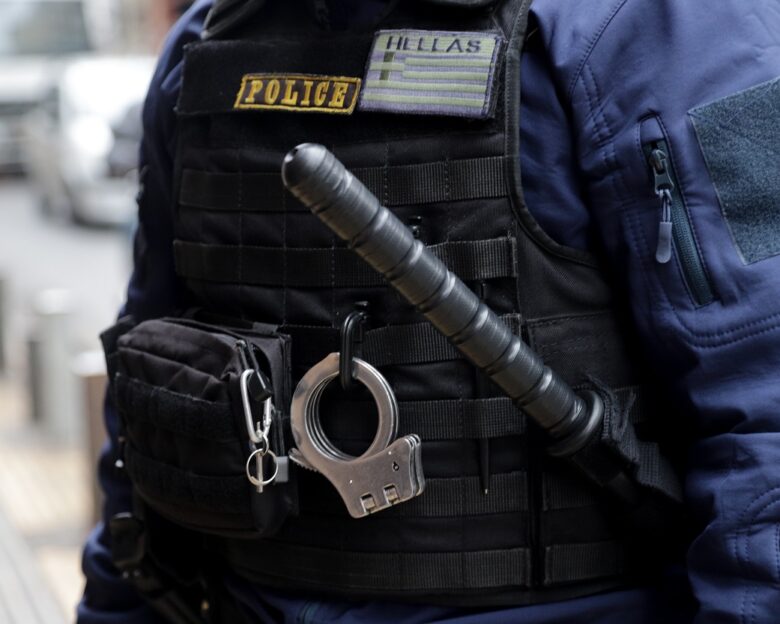 Μεγάλη επιχείρηση του ελληνικού FBI σε νησιά για ναρκωτικά και εκβιασμούς – Τρεις συλλήψεις στην Κεφαλονιά