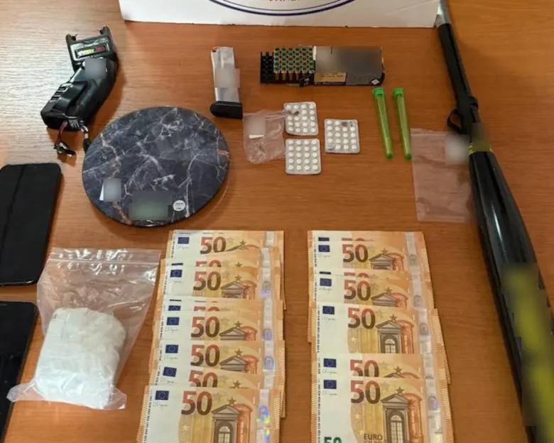 Κοκαΐνη, αναβολικά, ρόπαλο: Όσα βρέθηκαν στις έρευνες μέσα στο σπίτι του αστυνομικού TikToker
