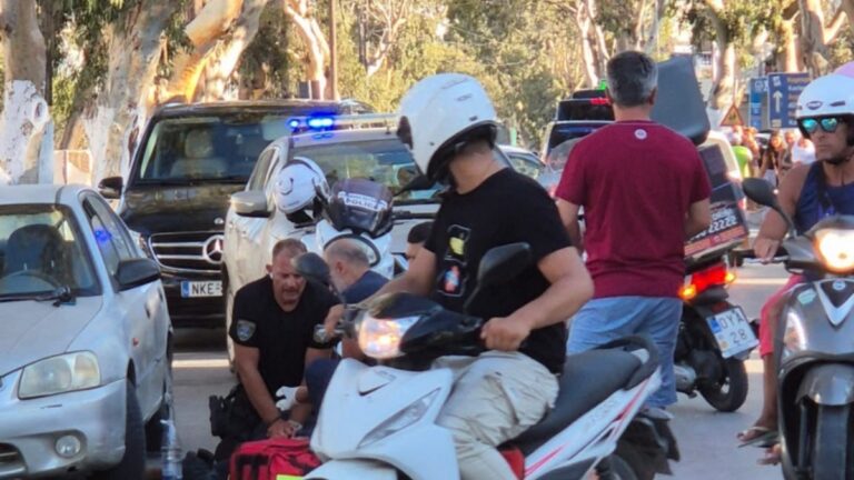 Αστυνομικός κάνει ΚΑΡΠΑ σε άνδρα
