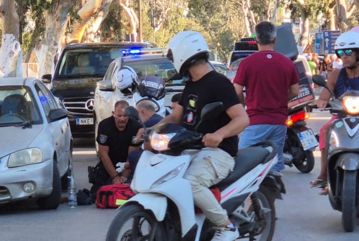 Αστυνομικός κάνει ΚΑΡΠΑ σε άνδρα