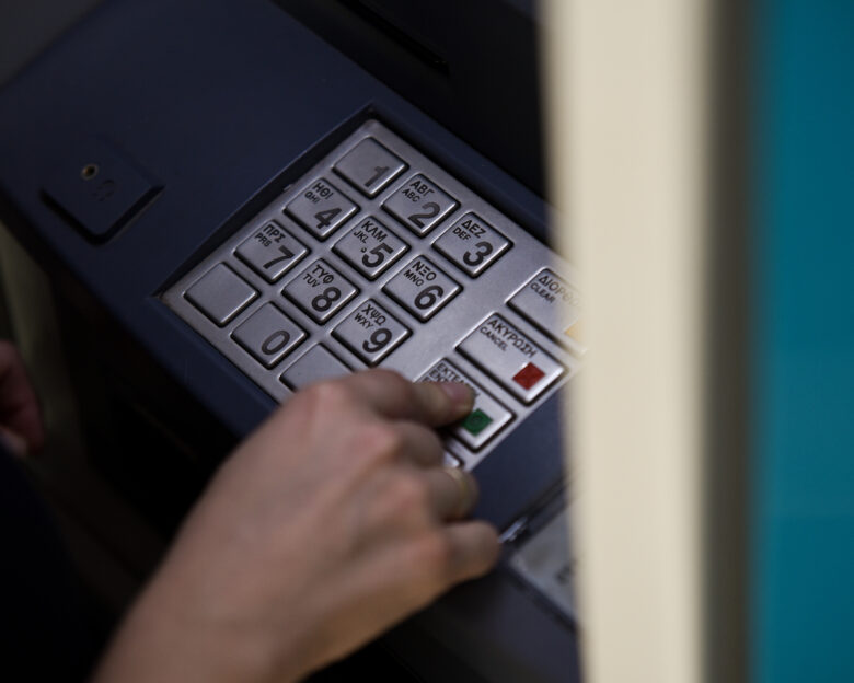 Αλλαγές στα ATM: Δωρεάν από σήμερα οι αναλήψεις μετρητών – Πλαφόν στις χρεώσεις από μηχανήματα τρίτων παρόχων