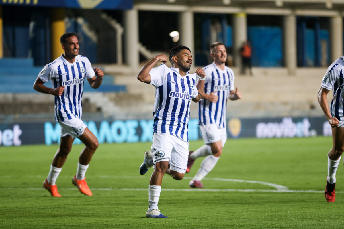 Οι παίκτες του Ατρομήτου πανηγυρίζουν