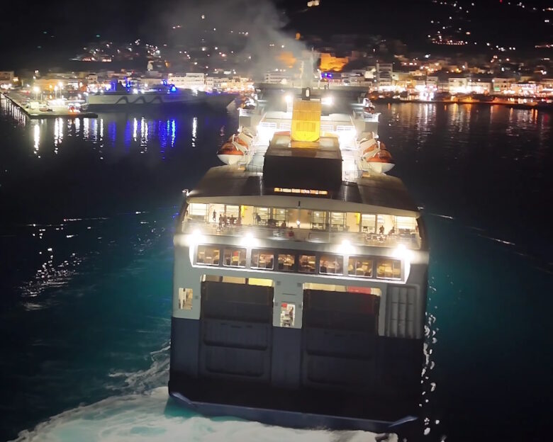 Η αριστοτεχνική μανούβρα του «Blue Star 1» στη Νάξο – Βίντεο από τον εντυπωσιακό κατάπλου