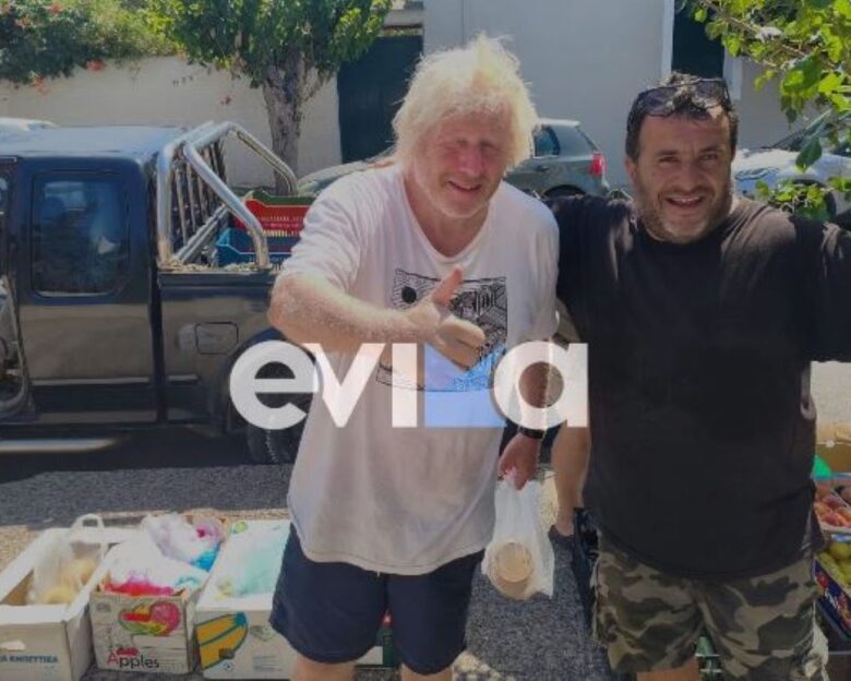 Ο Μπόρις Τζόνσον κάνει διακοπές στην Εύβοια και ποζάρει χαμογελαστός με πλανόδιο μανάβη στην Κάρυστο
