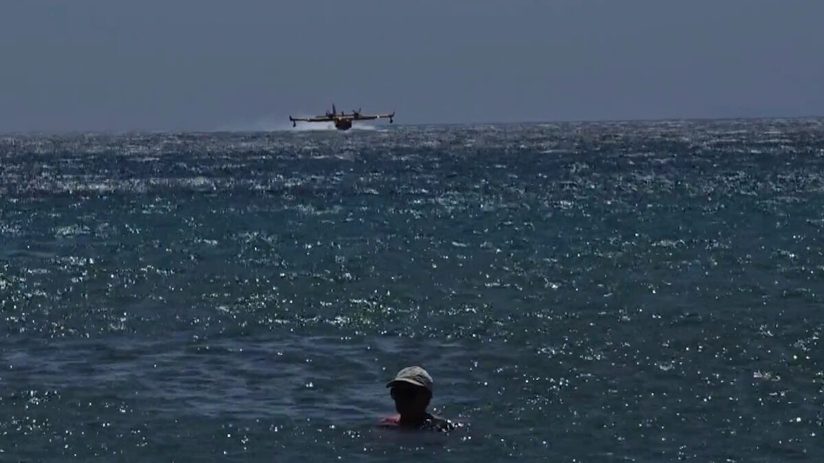Ανεφοδιασμός Canadair μπροστά σε κολυμβητές στην Ανάβυσσο