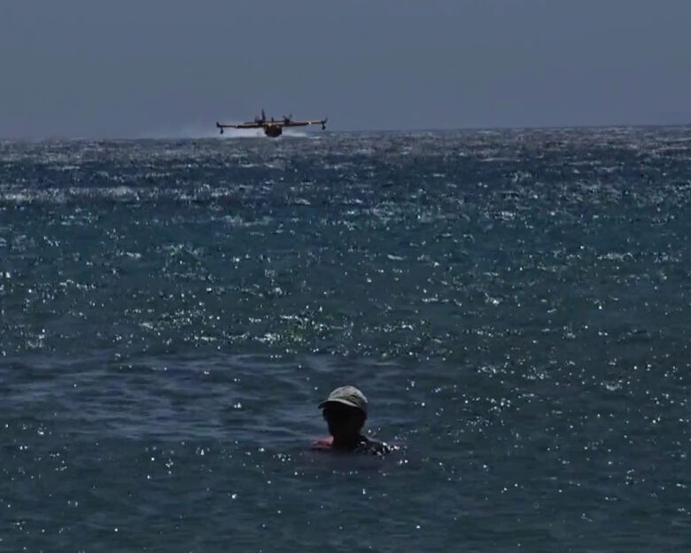 Μπάνιο με τα Canadair στην Ανάβυσσο – Ανεφοδιάζονται μπροστά στους κολυμβητές