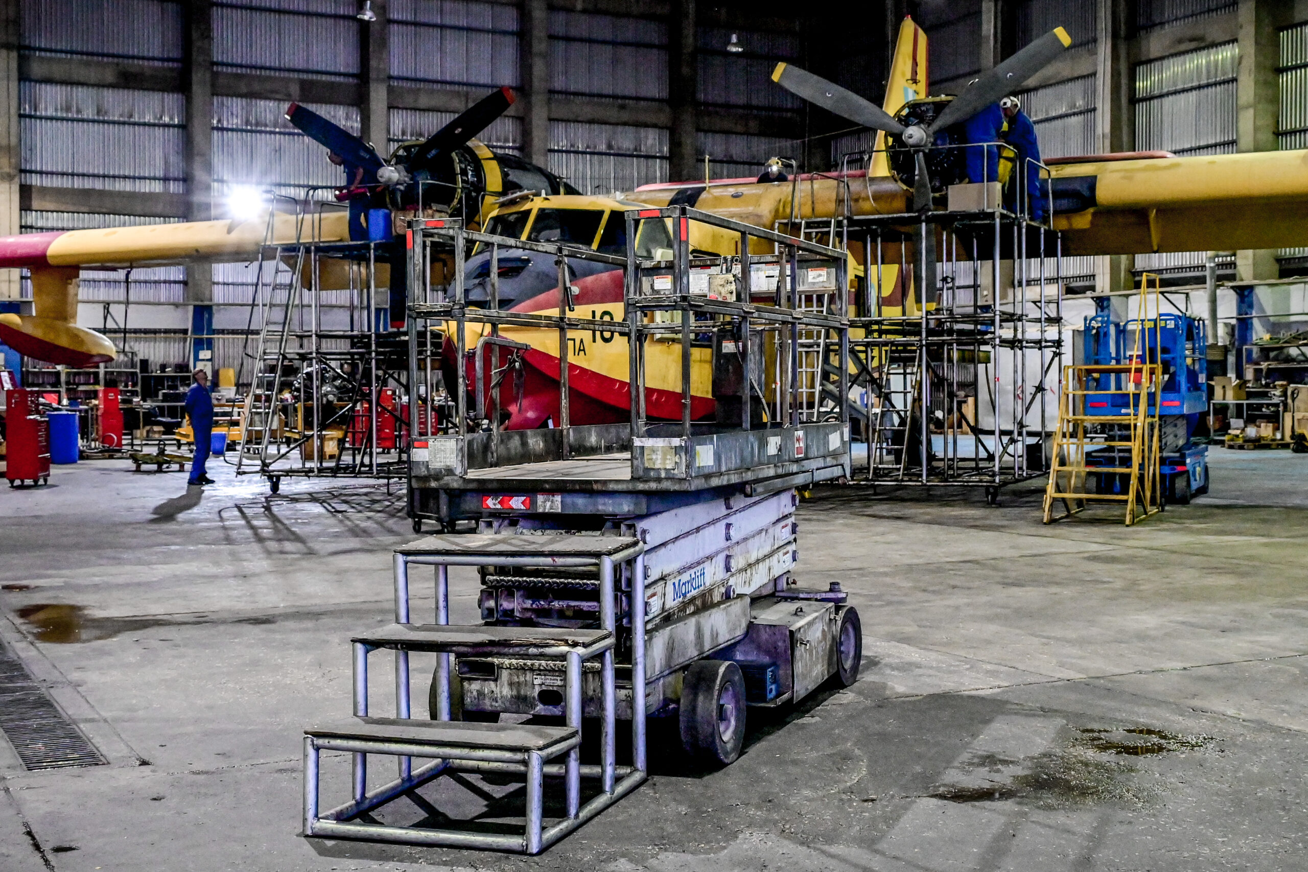Ένα Canadair σε συντήρηση σε ένα υπόστεγο