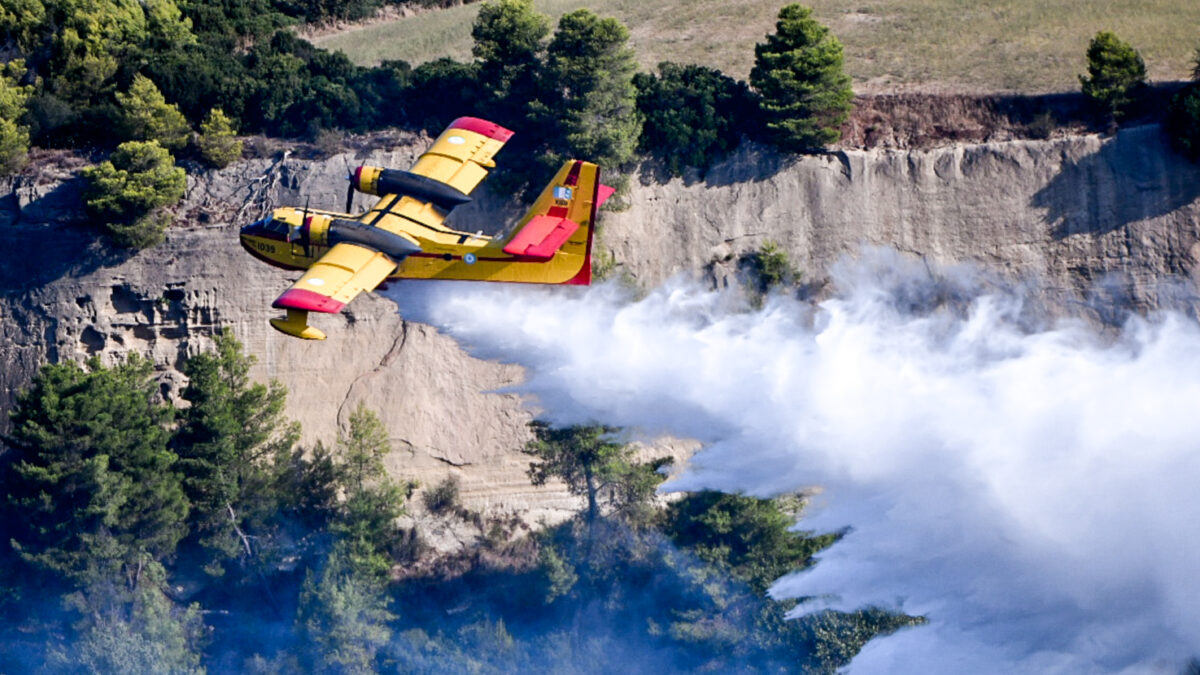 Ένα Canadair σε επιχείρηση ρίψης νερού σε πυρκαγιά