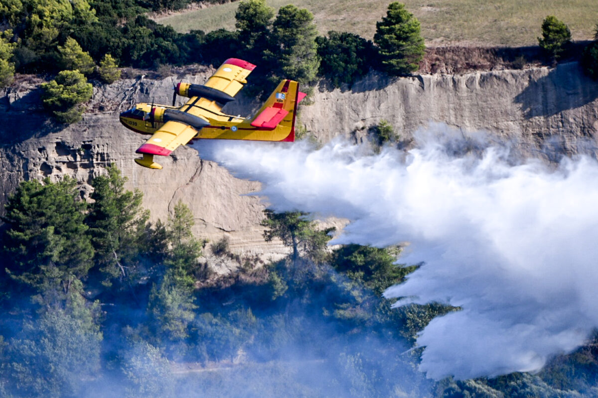 Ένα Canadair σε επιχείρηση ρίψης νερού σε πυρκαγιά