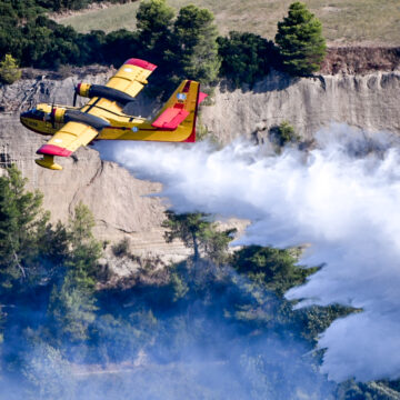 Ένα Canadair σε επιχείρηση ρίψης νερού σε πυρκαγιά