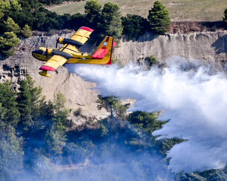 Canadair: Τα «μαχητικά της φωτιάς» στην πρώτη γραμμή της μάχης με τις φλόγες