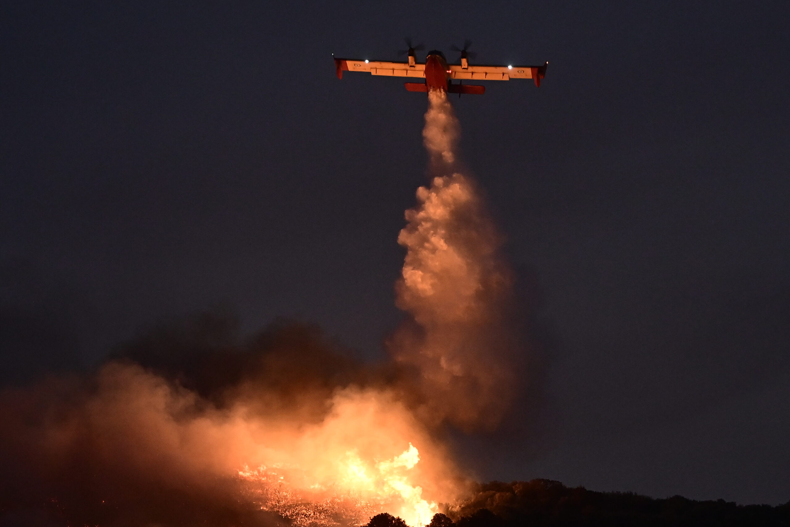 Ένα Canadair σε επιχείρηση ρίψης νερού στην πυρκαγιά στην Κερατέα