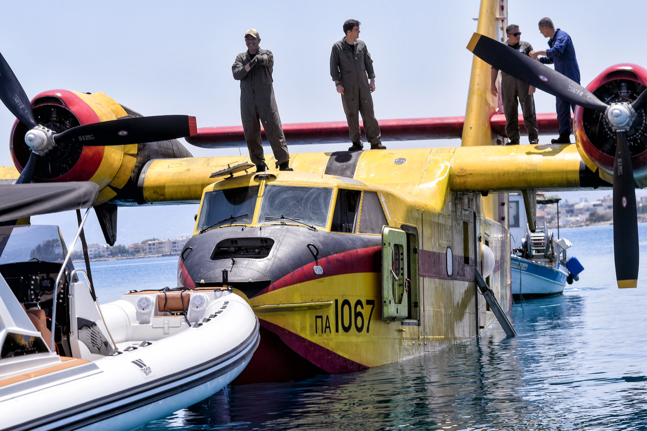 Canadair CL-215 μετά την αναγκαστική του προσθαλάσσωση στον Κορινθιακό Κόλπο