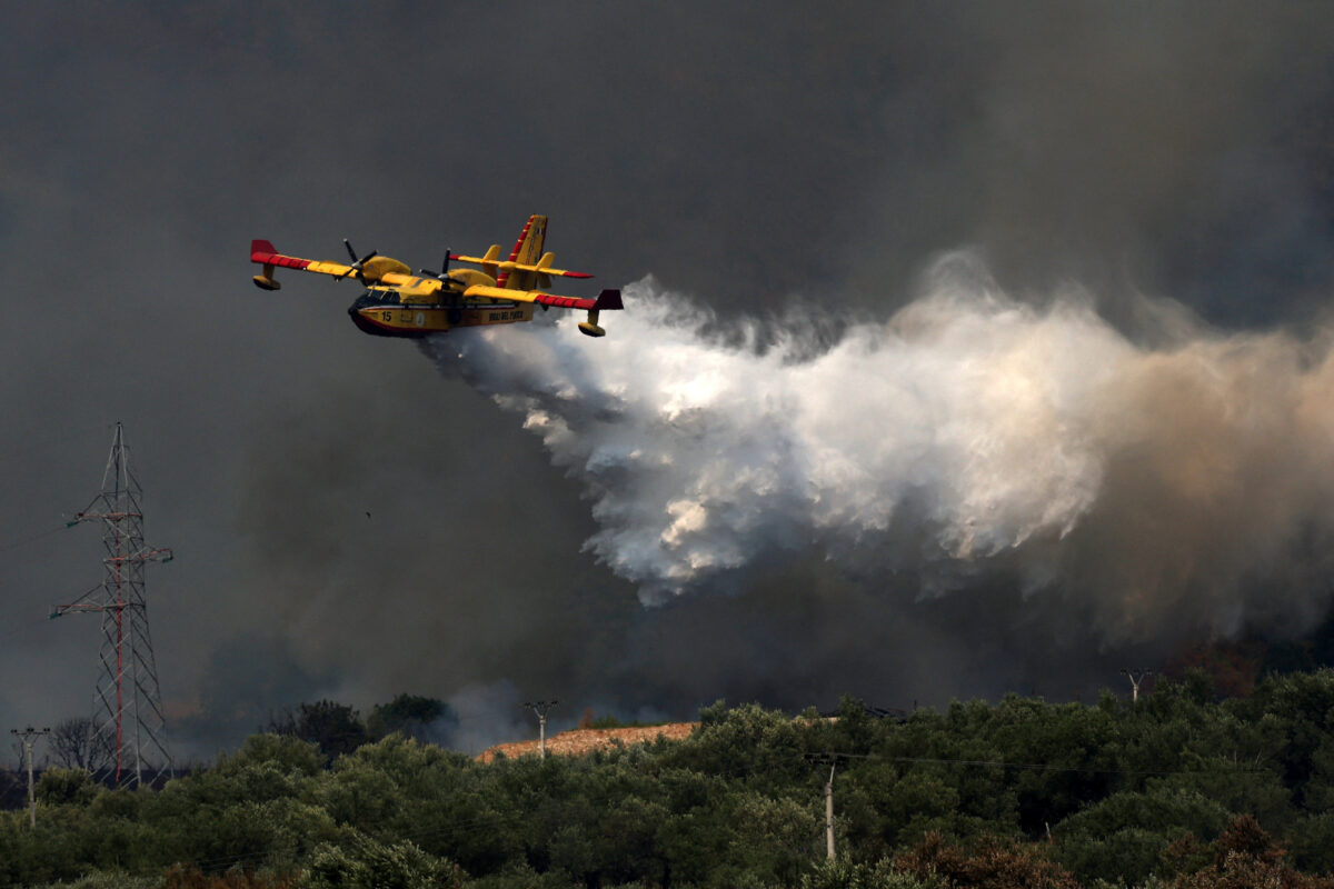 Canadair στην μάχη κατά της φωτιάς στην Αλβανία