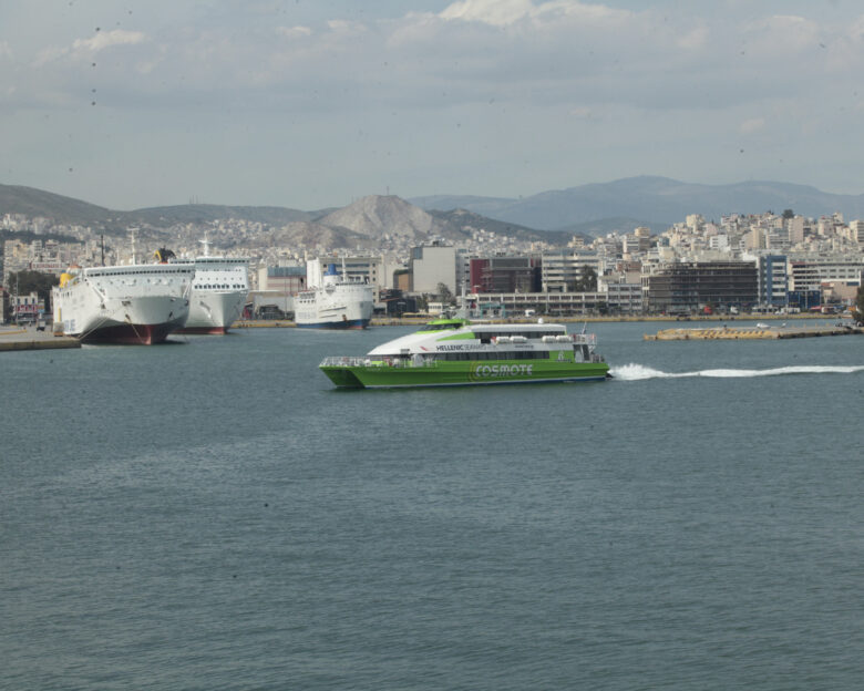 Μηχανική βλάβη στο Flying Cat 3 λίγο πριν τον απόπλου: Ταλαιπωρία για 340 επιβάτες στο λιμάνι του Πειραιά