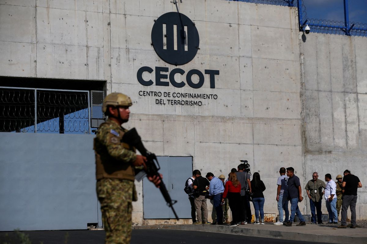 Η διαβόητη φυλακή CECOT στο Ελ Σαλβαδόρ