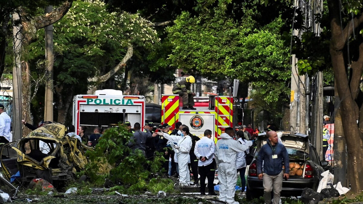Οι δυνάμεις ασφαλείας εργάζονται δίπλα στα συντρίμμια μετά την έκρηξη ενός φορτηγού οχήματος κοντά σε μια βάση της Αεροδιαστημικής Δύναμης, η οποία προκάλεσε πολλαπλά θύματα στην Κολομβία