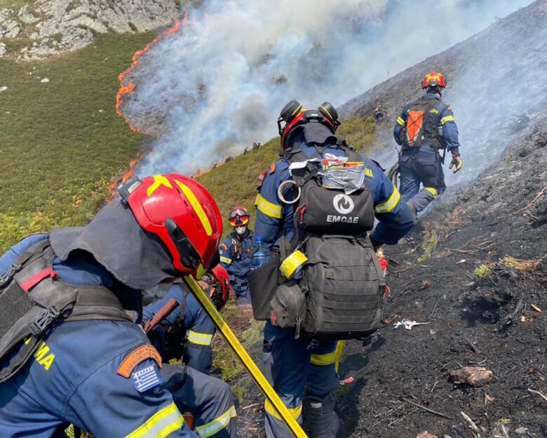 Οι Έλληνες δασοκομάντος της ΕΜΟΔΕ που επιχειρούν στις μεγάλες πυρκαγιές της Ισπανίας – Εικόνες από τη μάχη με τα πύρινα μέτωπα