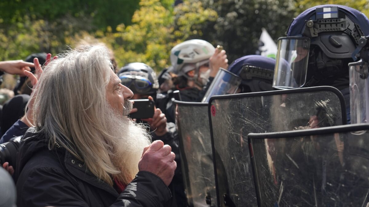 Διαδηλωτής και αστυνομικοί στη Γαλλία