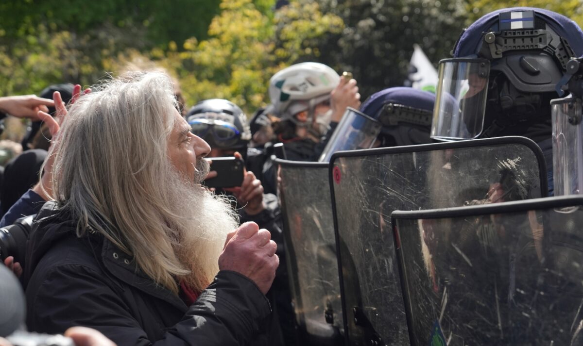 Διαδηλωτής και αστυνομικοί στη Γαλλία