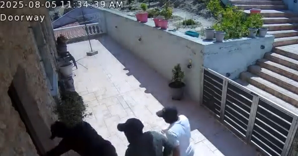 Video – Documentary from an invasion of a house in ancient Corinth: Four hoodlums violate dwelling day afternoon