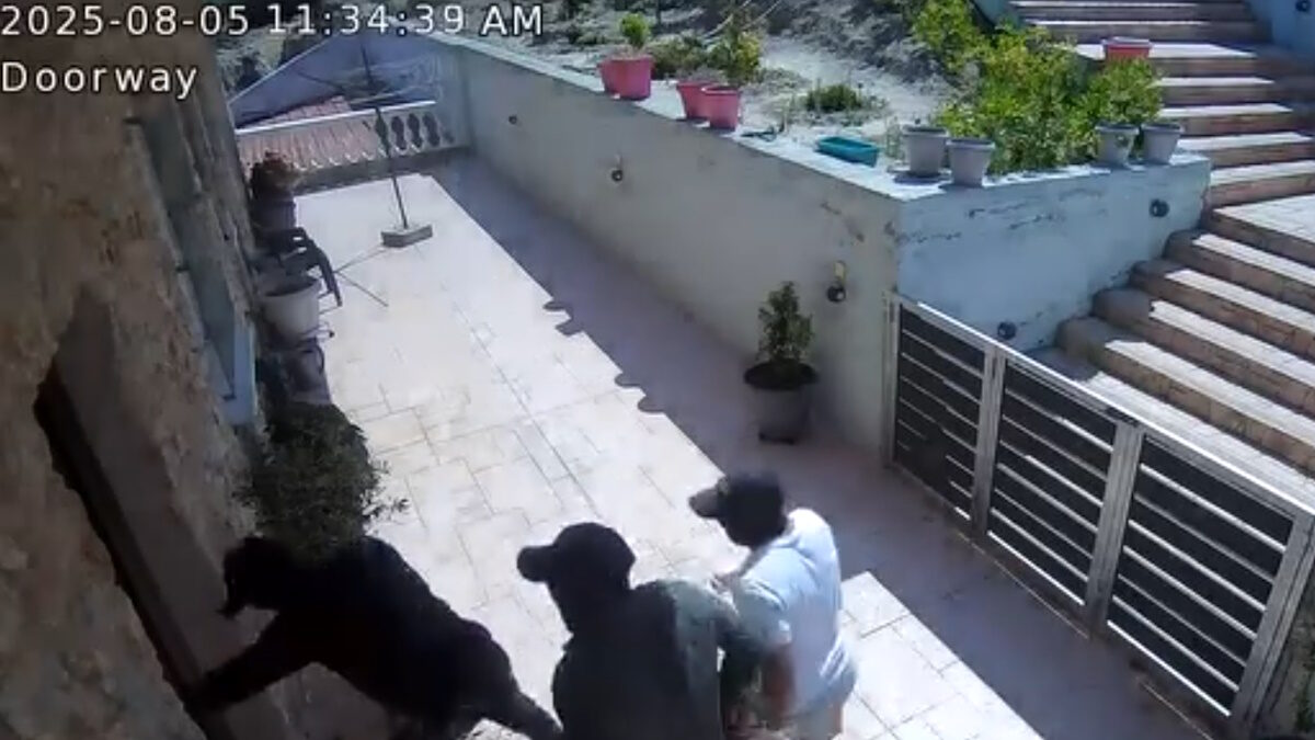 Βίντεο – ντοκουμέντο από εισβολή σε σπίτι στην Αρχαία Κόρινθο: Τέσσερις κουκουλοφόροι παραβιάζουν κατοικία μέρα μεσημέρι