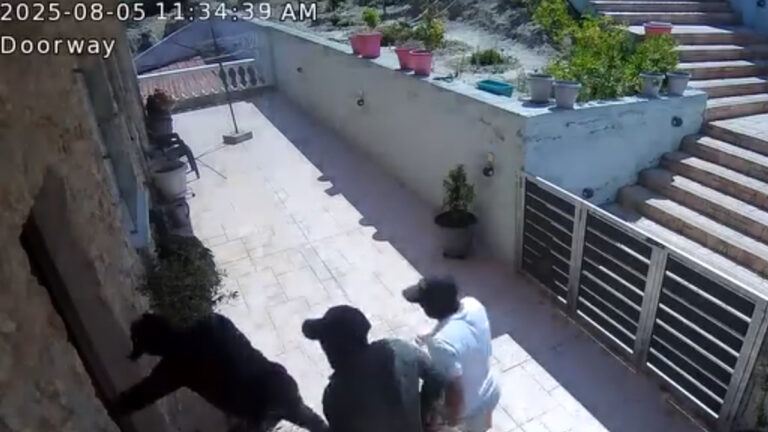 Βίντεο – ντοκουμέντο από εισβολή σε σπίτι στην Αρχαία Κόρινθο: Τέσσερις κουκουλοφόροι παραβιάζουν κατοικία μέρα μεσημέρι